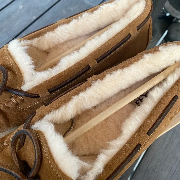 Women’s UGG slippers size 10 - Picture 3 of 4